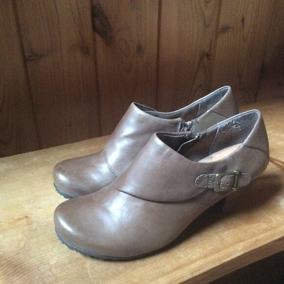 Yuu Tammy Light Brown Leather Upper Stacked Heel Western Ankle Boot Size 8.5M - Picture 1 of 10